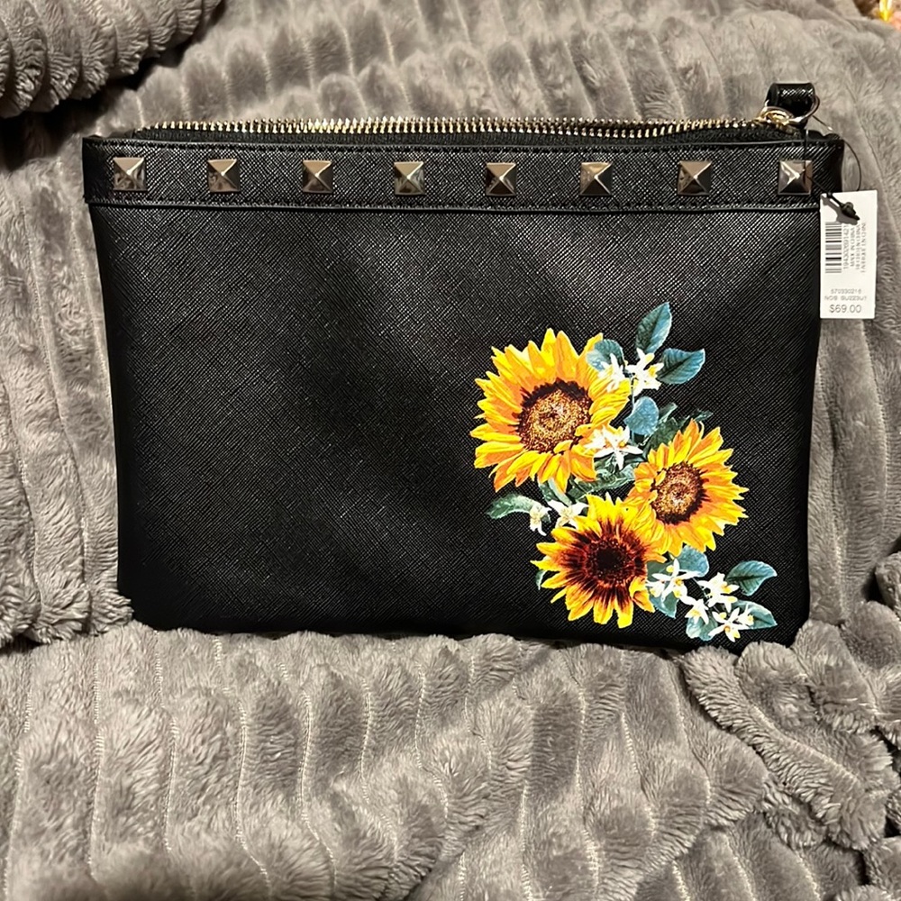🌻  Brand new White House Black Market Medium zip closure wristlet clutch🌻
